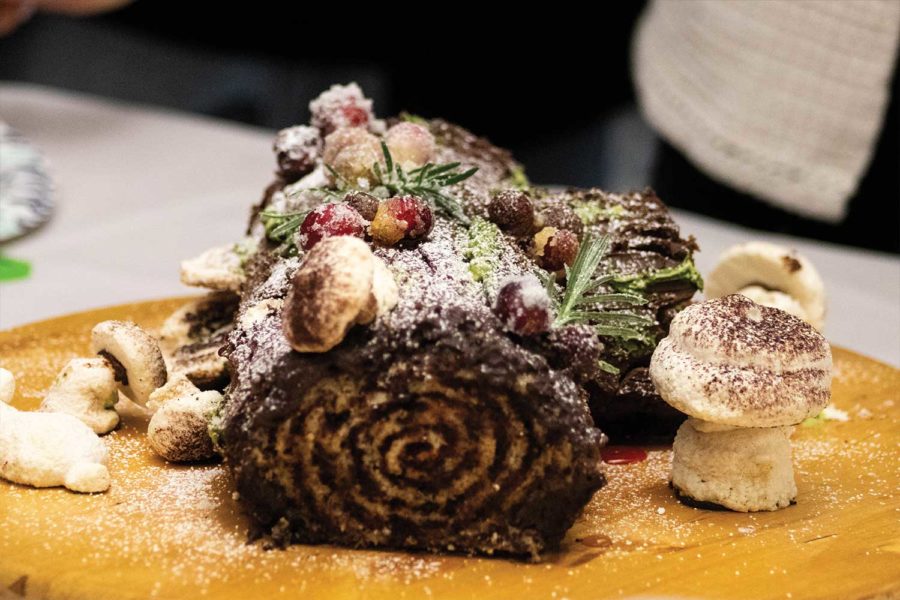 The winning matcha-flavored Bûche de Noël cake featured meringue mushrooms, sugar-coated cranberries, and chocolate ganache with rosemary and powdered sugar seasoning.