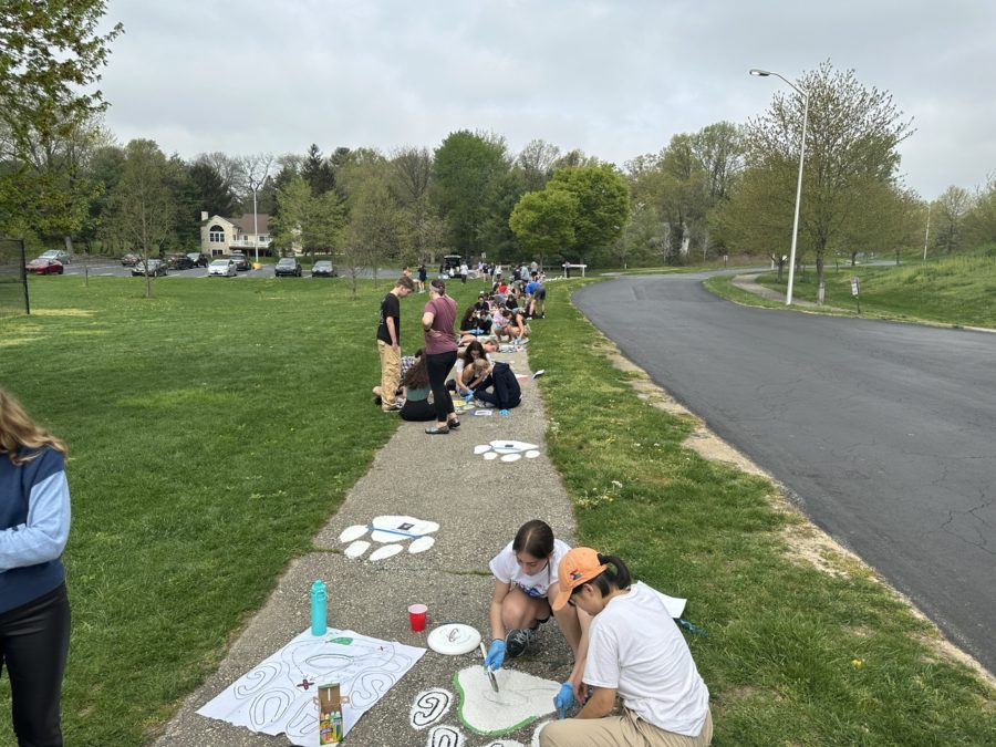 Students+gathered+together+to+help+each+other+paint+clubs+onto+paw+prints+for+the+Haven+Helps+Paw+Print+Event+on+April+16.