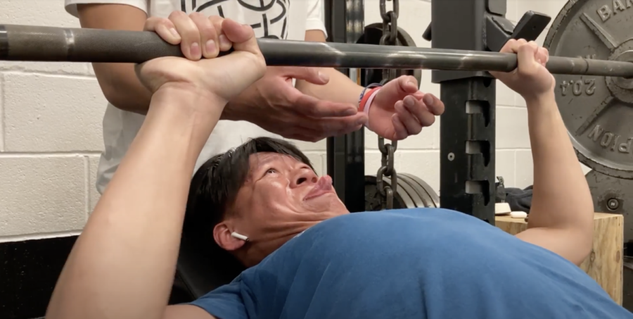 Sophomore Ivan Li lifts the bar during a fifth block lift session. 