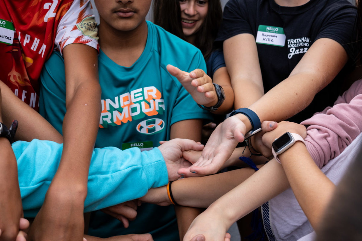 Hands intertwine with
each other during a fun
bonding activity outside in
the Brookhaven parking lot
during freshmen barbecue.
The goal of the activity was
to encourage students to
bond and interact with each
other in order to get their
hands untangled from one
another.