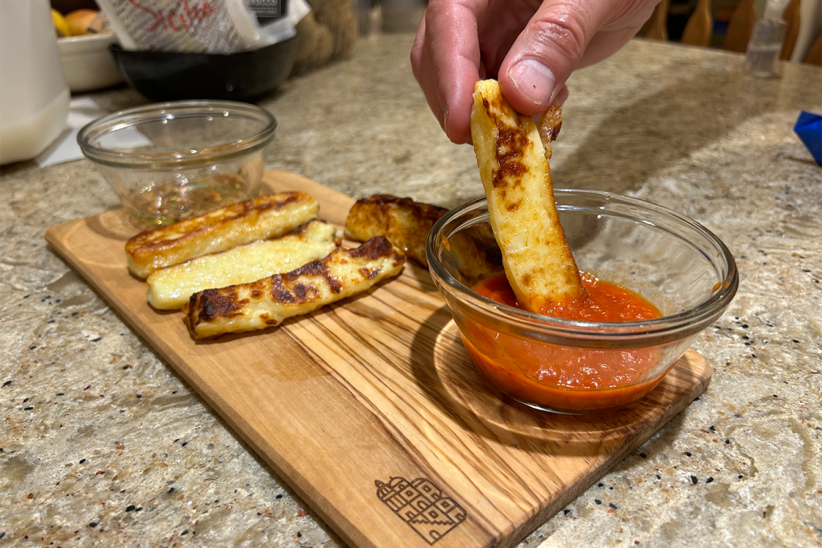 Garlic bread cheese can be complimented with marinara sauce.
