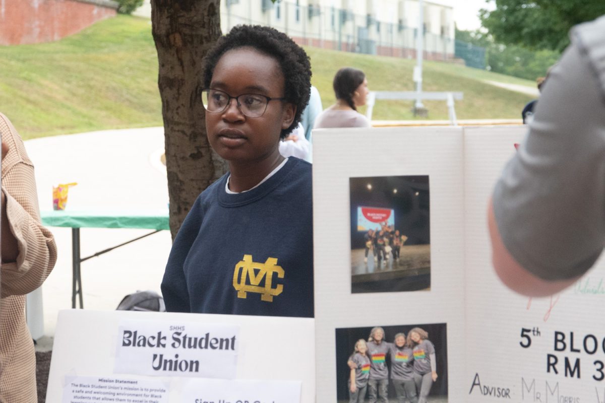 Junior Elizabeth Mboowa encourages people to sign up for Black Student Union at the Activities Fair on September 8.