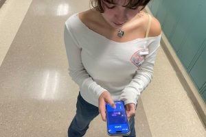 BLOCKING OUT THE WORLD • Sophomore Veronica King gets a sense of satisfaction from immersing herself in Block Blast during school. 