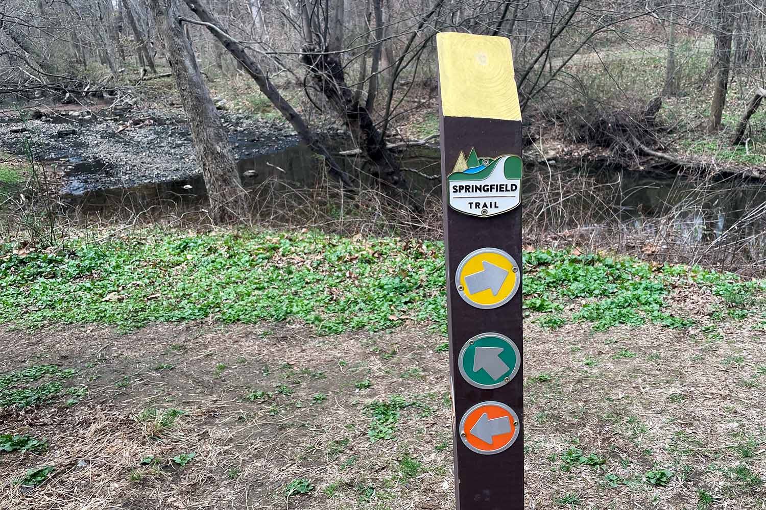 An information totemshows path direction at the Springfield Smedley Trails.