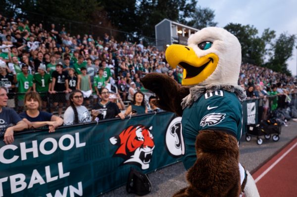 Navigation to Story: Varsity football bounces back in Eagles High School Football Showdown