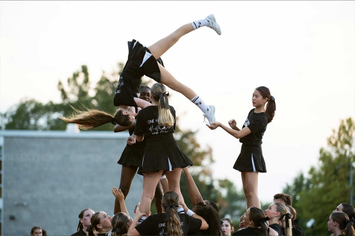 Haven Cheer team performs a "baja" in the football field. Whether this should be considered a sport is still disputed in law and media.