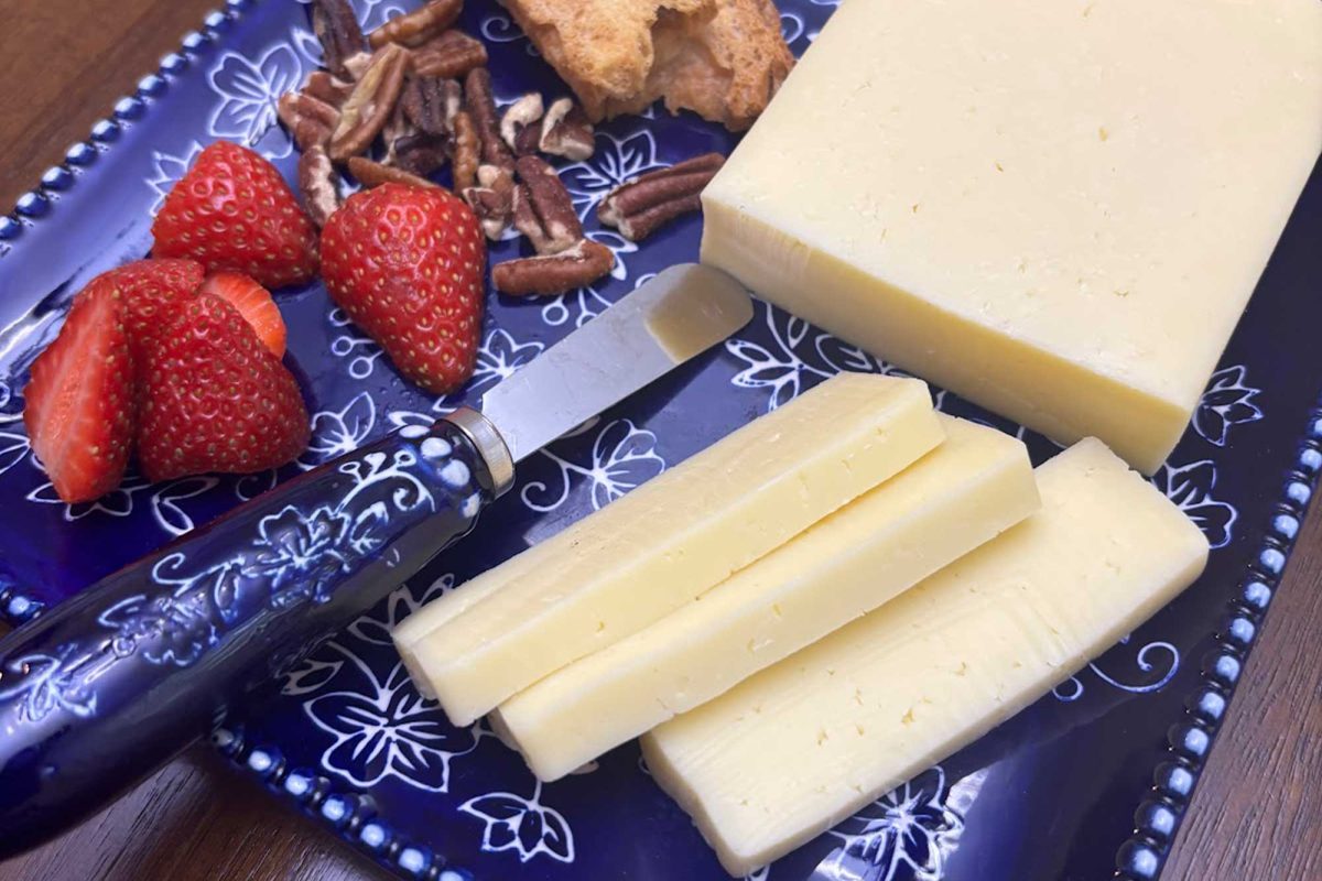 Butterkäse is served alongside strawberries, crostini, and pecans. 