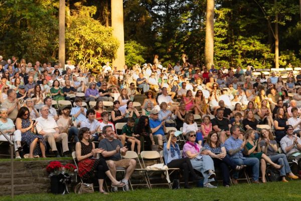 Navigation to Story: PHOTOS: Annual commemoration ceremony features senior performers, speakers